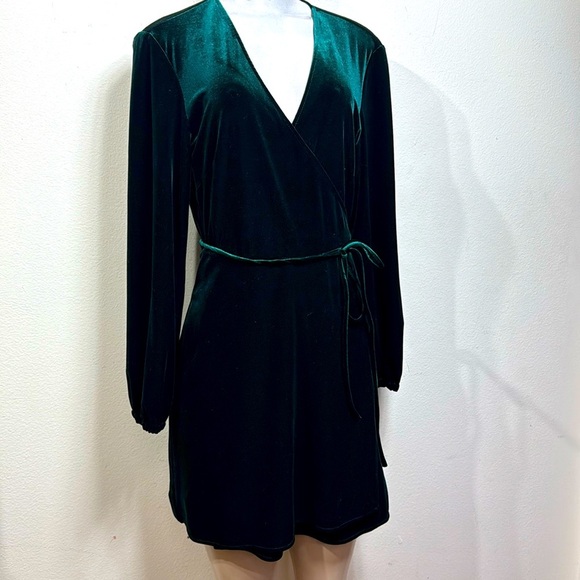 (B1) Zara Long-sleeved mini wrap dress in emerald green‎ velvet, size M - Picture 3 of 11